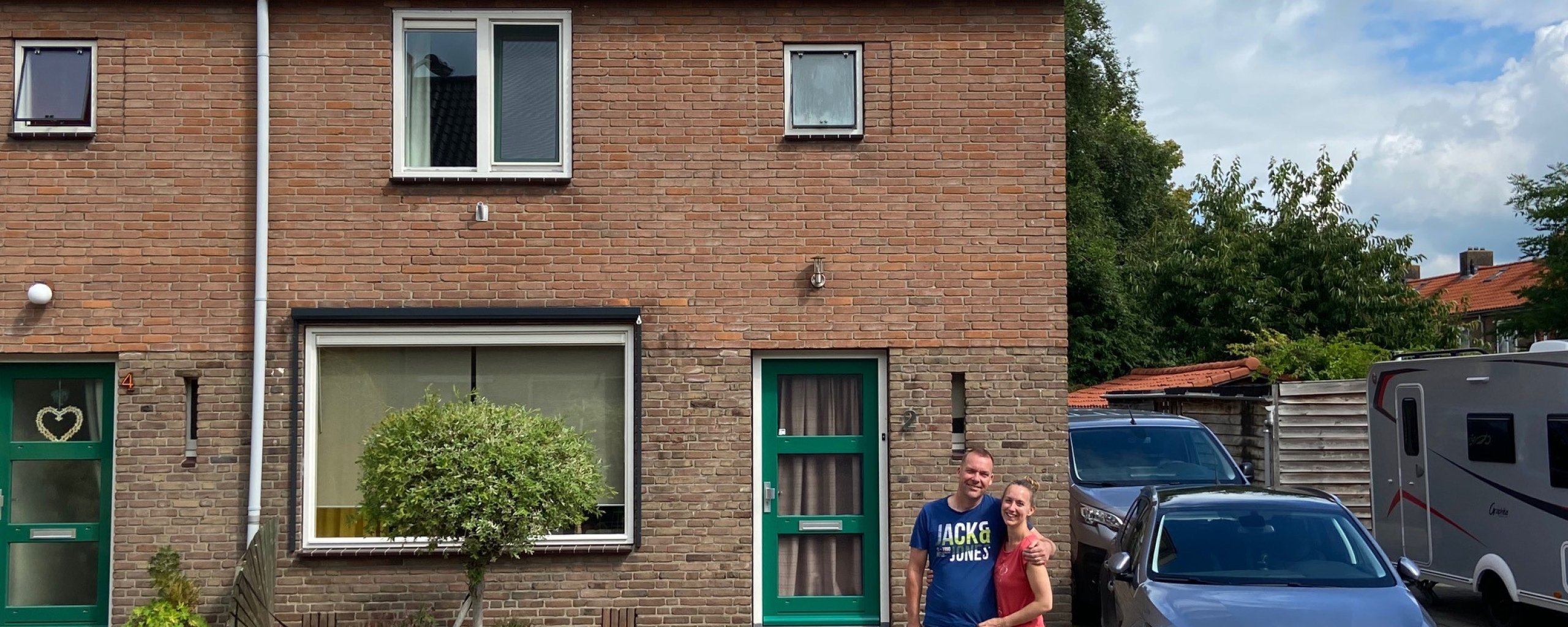 Koppel staat voor hun huis met zonnepanelen